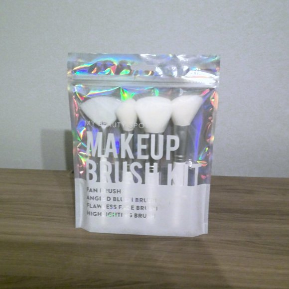 MY BEAUTY SPOT BRUSH KIT - Picture 1 of 2